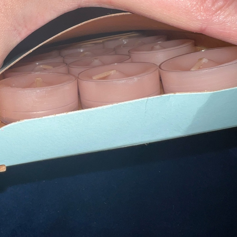 BNIB!!  Never used and Discontinued PartyLite Vanilla Peach Tealight Candles. 🕯